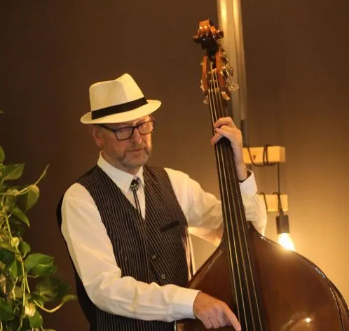 Le contrebassiste de Balance ton Swing