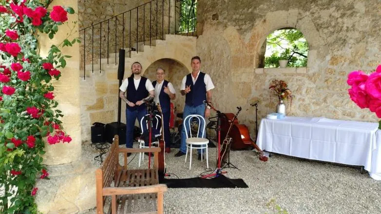 Les musiciens de Balance ton Swing installés dans une cour fleurie