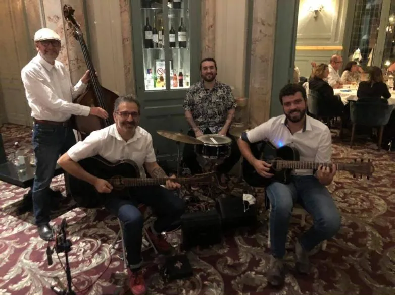 Balance ton Swing en quatuor dans un restaurant