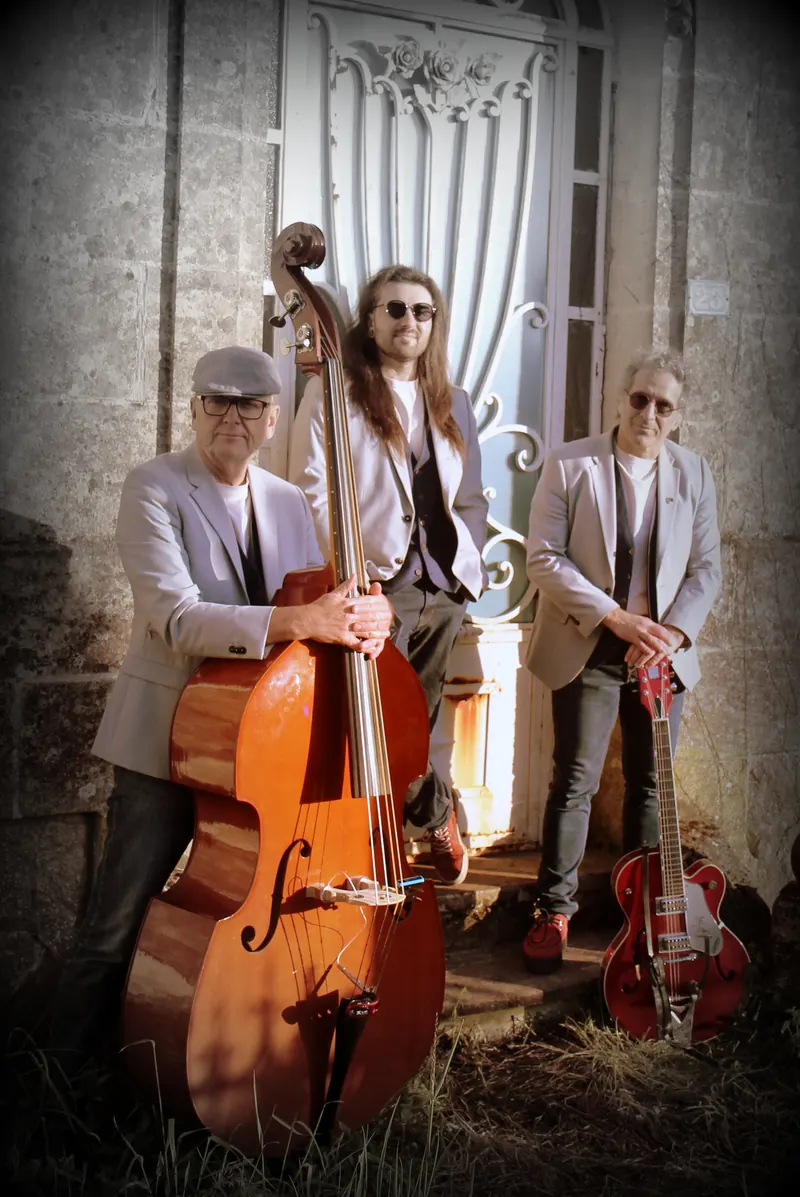 Mother Cover en trio dans une cour en pierre