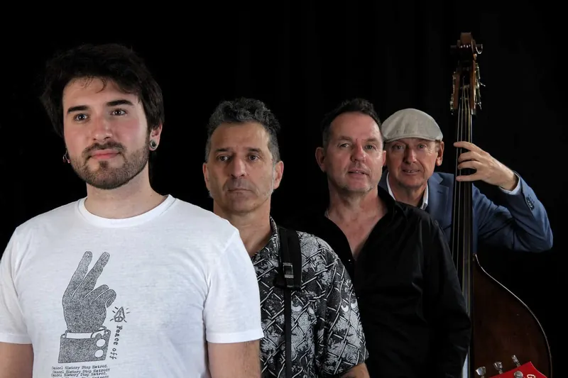 Mother Cover : quatre musiciens posent devant un fond noir