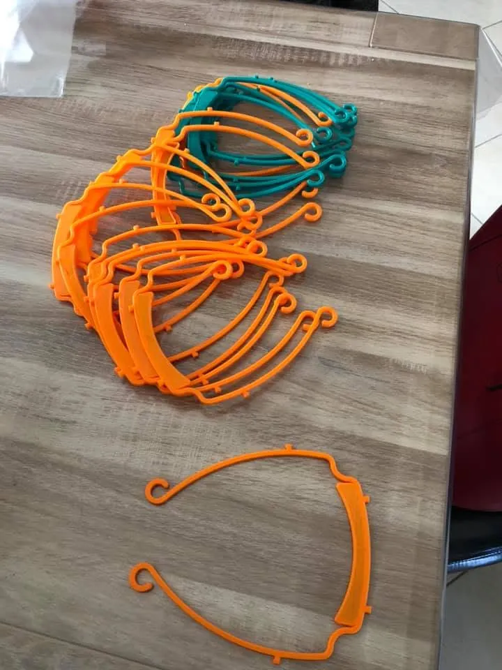 Montures de visières imprimées en 3D, orange et turquoise